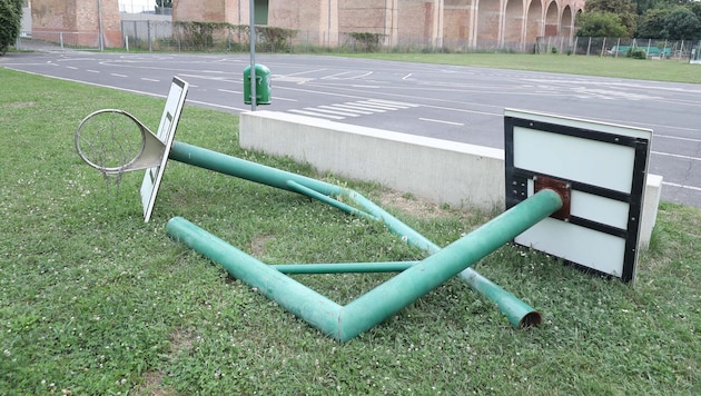 Die Basketballkörbe wurden kurzerhand abgeschnitten und in die Wiese gelegt.