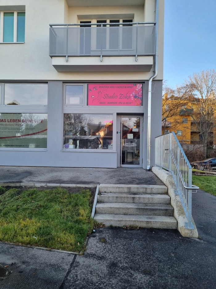 Das Nagelstudio von Zoka N. liegt in einem Gemeindebau an der Weißenböckstraße.