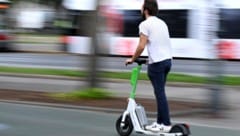 Die Regierung will eine Helmpflicht für E-Scooter-Fahrer bis 16 Jahre. Dem ÖAMTC geht das nicht ...