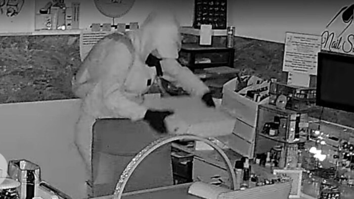 Der Einbrecher bedient sich am Wechselgeld des Nagelstudios.