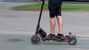 Der E-Scooter war auffrisiert, der 15-Jährige wird angezeigt. (Symbolbild)