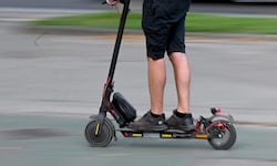 Der E-Scooter war auffrisiert, der 15-Jährige wird angezeigt. (Symbolbild)