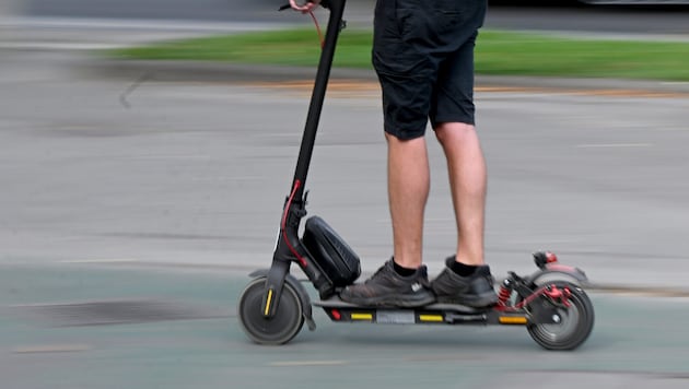 Der E-Scooter war auffrisiert, der 15-Jährige wird angezeigt. (Symbolbild)