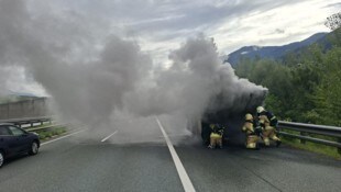 Die Einsatzkräfte mussten den brennenden Bieranhänger löschen.