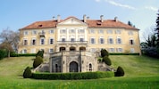 Das Schloss Halbenrain bietet 4500 Quadratmeter Grund.