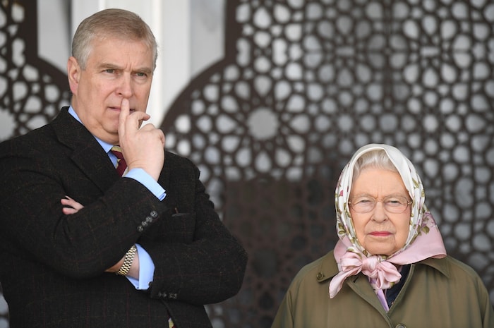 Wegen des Epstein-Skandals entzog Queen Elizabeth ihrem Sohn Andrew alle royalen Aufgaben und ...