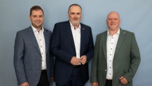 Landeshauptmann Hans Peter Doskozil setzt neben Kevin Friedl den Golser Friedrich Radlspäck als ...