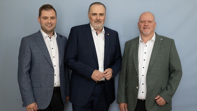 Landeshauptmann Hans Peter Doskozil setzt neben Kevin Friedl den Golser Friedrich Radlspäck als ...