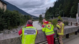 Einsatzkräfte beobachteten das Gewässer genau