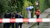 Polizisten beim Haus in Salzburg-Gnigl, wo Schüsse fielen.