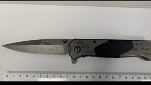 Mit diesem Messer soll der Verdächtige den 40-Jährigen bedroht haben.