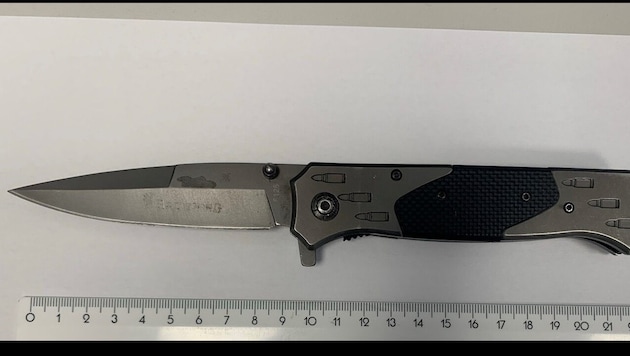 Mit diesem Messer soll der Verdächtige den 40-Jährigen bedroht haben.