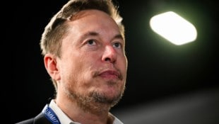 Der Südafrikaner darf sich über einen neuen Deal mit Tesla freuen.