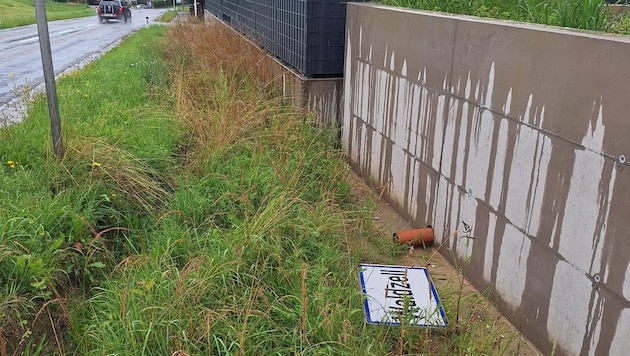 Wenige Meter neben dem Ortsschild wurde das gestohlene Taferl gefunden.