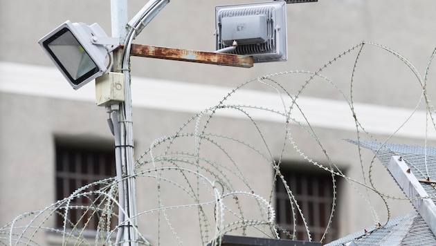 In der Justizanstalt soll sich die Mitarbeiterin fehlverhalten haben.