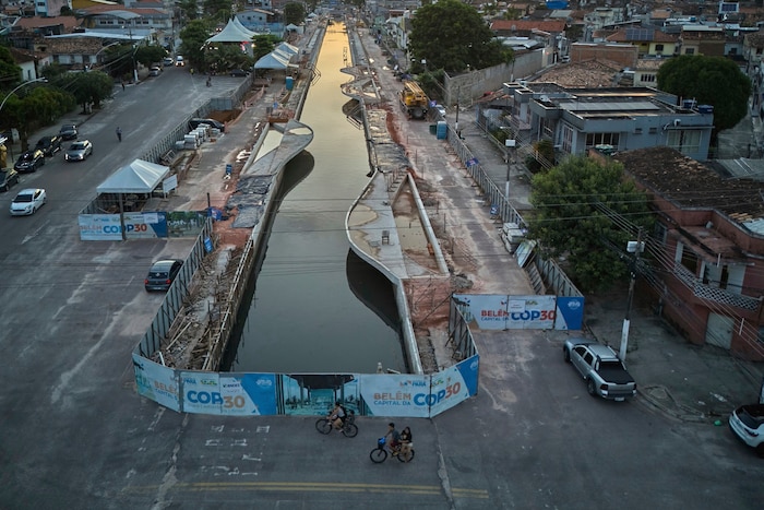 Belem in Brasilien am Amazonas: Der Austragungsort der Weltklimakonferenz ist umstritten: zu ...