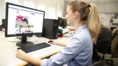 Mitarbeiter und Mitarbeiterinnen im Alter von 18 bis 65 Jahren wurden befragt vielfach in ...