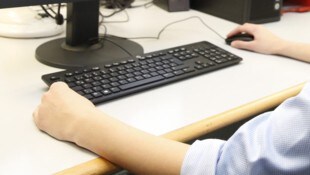 Mitarbeiter und Mitarbeiterinnen im Alter von 18 bis 65 Jahren wurden befragt vielfach in ...