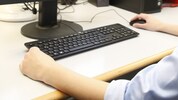 Mitarbeiter und Mitarbeiterinnen im Alter von 18 bis 65 Jahren wurden befragt vielfach in ...