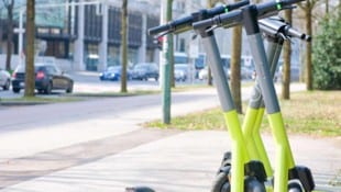 Stillgelegt und abgeschaltet: Diese LINK-Scooter gehören zum „Roller-Restbestand“, den die Stadt ...