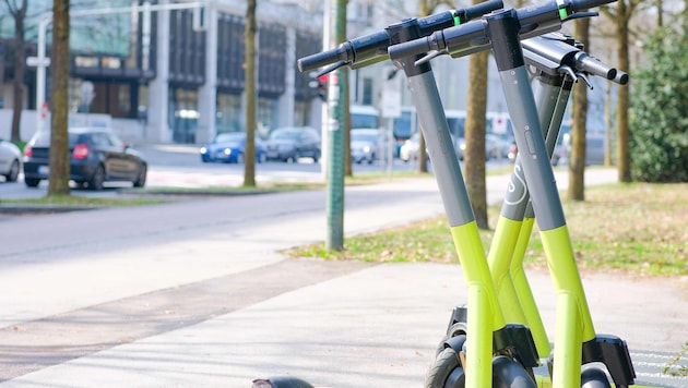 Stillgelegt und abgeschaltet: Diese LINK-Scooter gehören zum „Roller-Restbestand“, den die Stadt ...