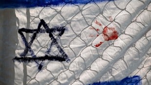 Eine blutige israelische Flagge bei einer pro-palästinensischen Kundgebung in Mexiko