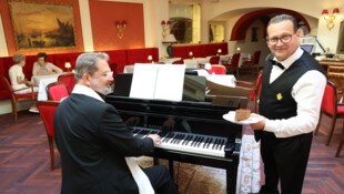 Klavierklänge und Tortengenuss im Café Herzog