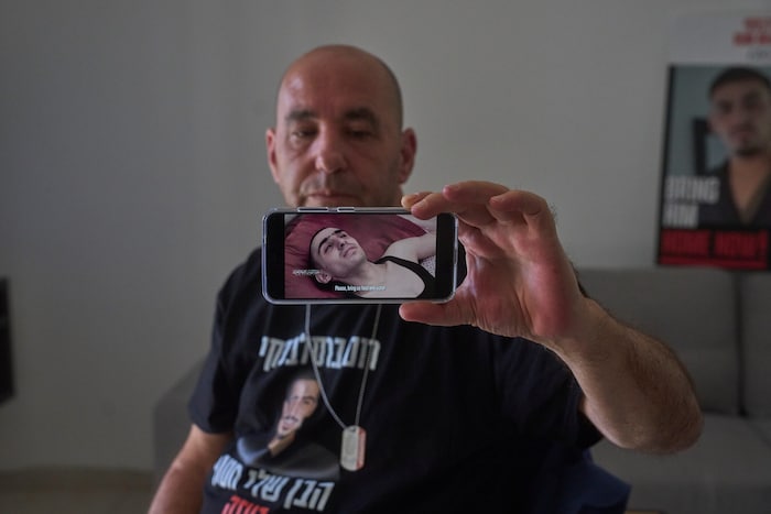 Der Vater von Rom Braslavski zeigt die Aufnahmen von seinem Sohn, der sich nach wie vor in den ...