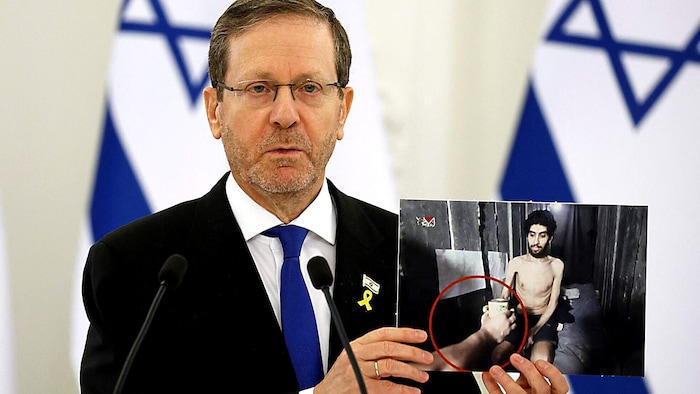 Israels Präsident Yitzhak Herzog zeigt während einer Pressekonferenz in Litauen ein Bild von ...