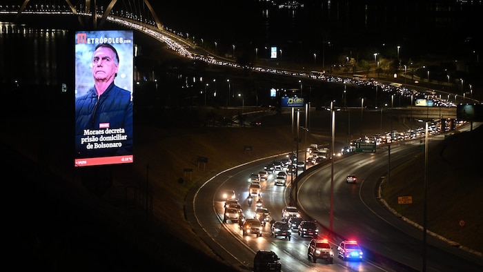 Bolsonaros Anhänger protestieren gegen den Hausarrest vor seiner Residenz in Brasilia.