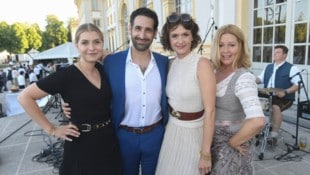 Die „Rosenheim Cops“-Darsteller Sarah Thonig (l-r), Paul Brusa, Sophie Melbinger und Karin ...