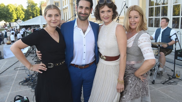 Die „Rosenheim Cops“-Darsteller Sarah Thonig (l-r), Paul Brusa, Sophie Melbinger und Karin ...