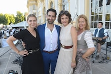 Die „Rosenheim Cops“-Darsteller Sarah Thonig (l-r), Paul Brusa, Sophie Melbinger und Karin ...
