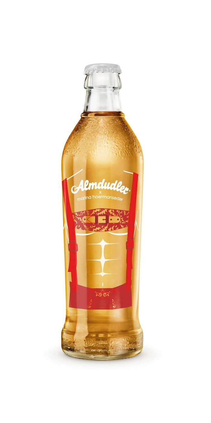 Die Almdudler-Flasche trägt eine Lederhose im Hoermanseder-Stil.