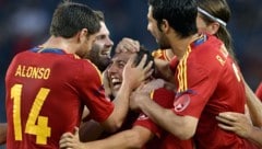 Santi Cazorla (Mitte) in der spanischen Jubeltraube!