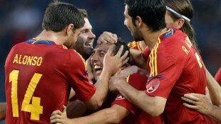 Santi Cazorla (Mitte) in der spanischen Jubeltraube!