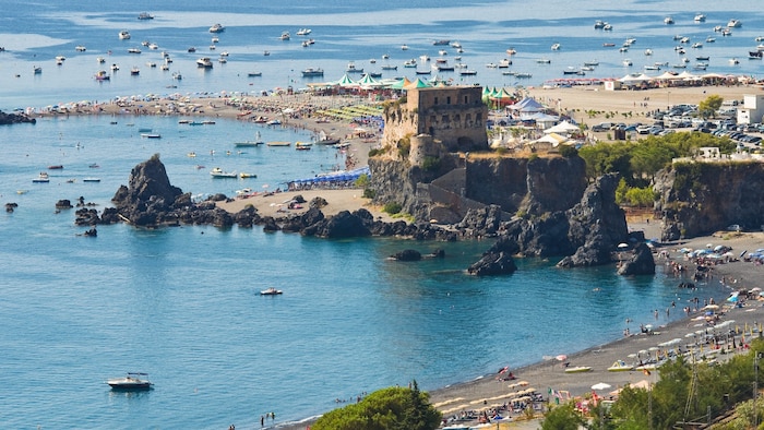 Der Urlaubsort Praia a Mare im süditalienischen Kalabrien hat eine nächtliche Ausgangssperre für ...