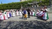 Unter dem Lindwurm tanzten die Jugendlichen aus Polen auf.