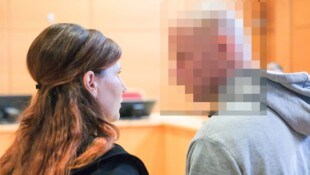 Der Angeklagte mit Verteidigerin am Landesgericht Linz