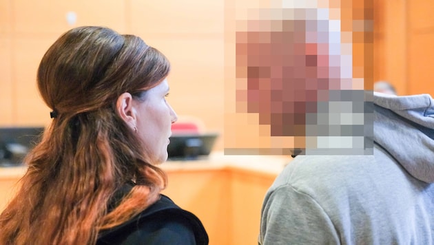Der Angeklagte mit Verteidigerin am Landesgericht Linz