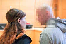 Der Angeklagte mit Verteidigerin am Landesgericht Linz