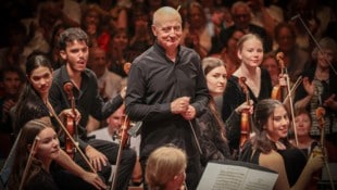 Paavo Järvi inmitten seiner jungen Musiker.