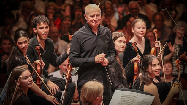 Paavo Järvi inmitten seiner jungen Musiker.