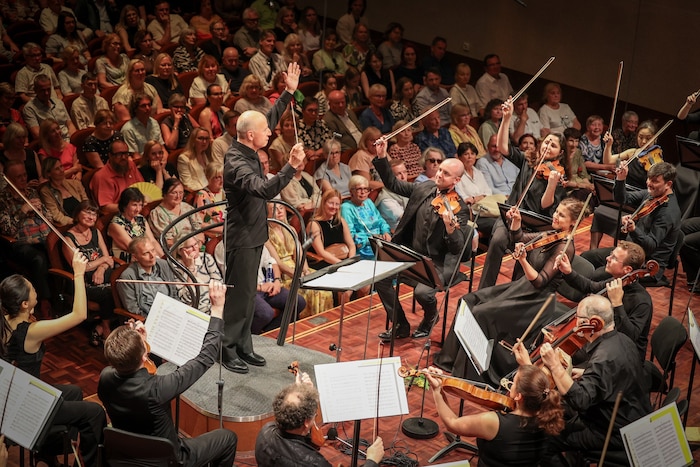Paavo Jrävi dirgiert das Estonian Festival orchester.