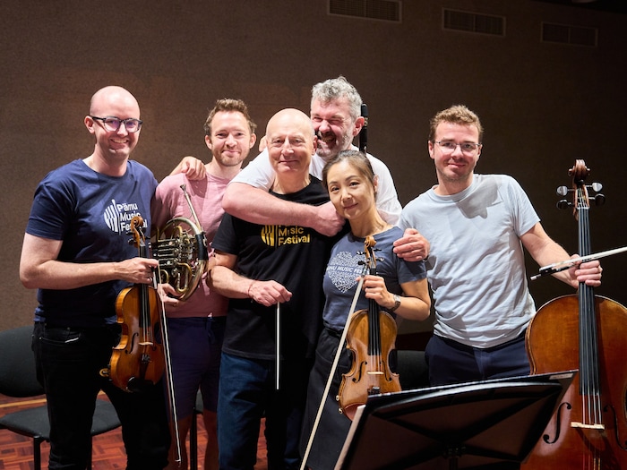 Sommerfrisch und in bester Laune wird in Pärnu musiziert.