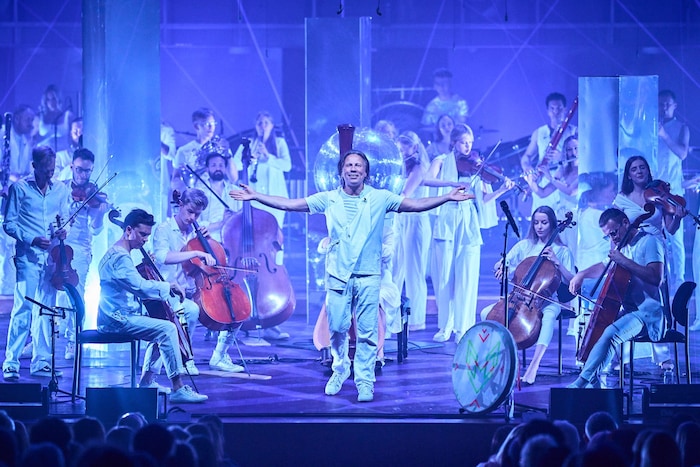Kristjan Järvi leitet eines seiner bunten Konzert der besonderen Art.