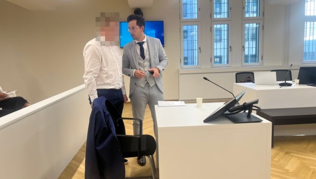 Der 19-jährige Österreicher mit seinem Anwalt im Wiener Landl
