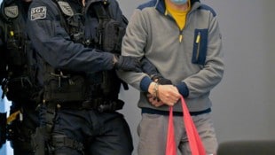Prozessauftakt gegen den unter Spionageverdacht stehenden Ex-Mitarbeiter von AfD-Politiker ...