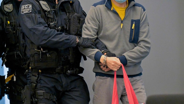 Prozessauftakt gegen den unter Spionageverdacht stehenden Ex-Mitarbeiter von AfD-Politiker ...