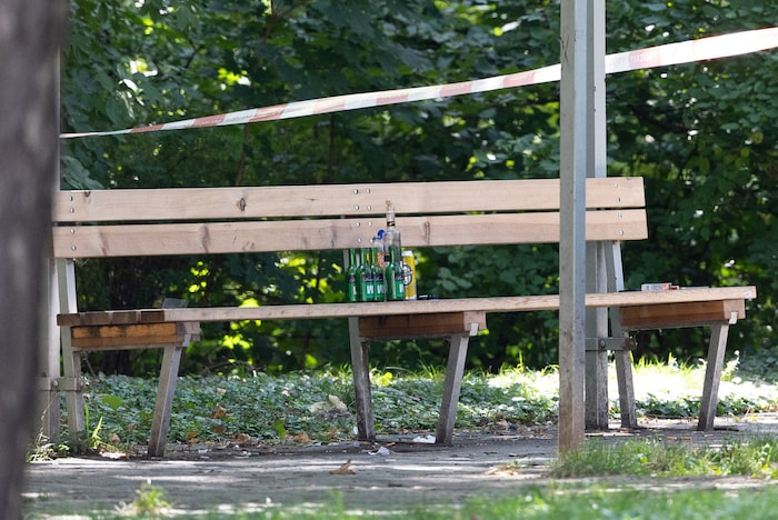 Am Ort des Geschehens wurden auch mehrere leere Flaschen, in denen sich Alkohol befand, ...